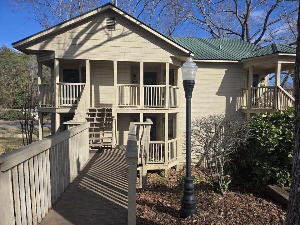 Upper-level middle unit, 7-8 stairs up to unit