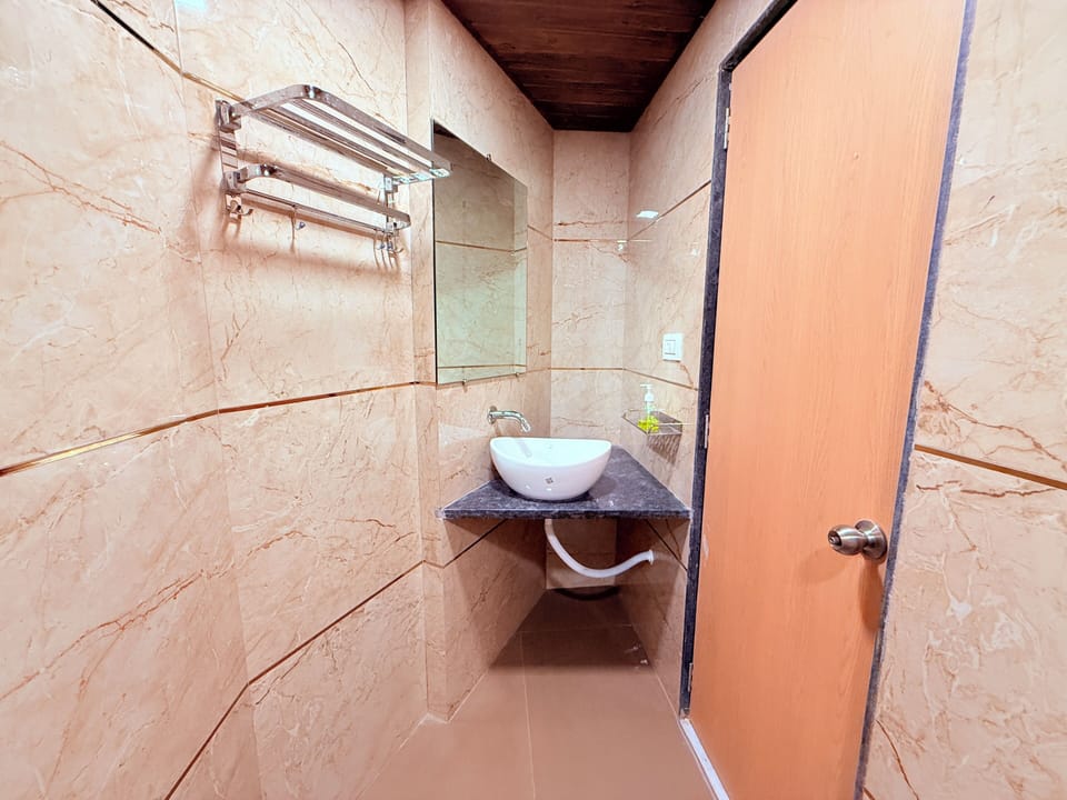 Deluxe Room | Bathroom | Shower, towels, soap, shampoo