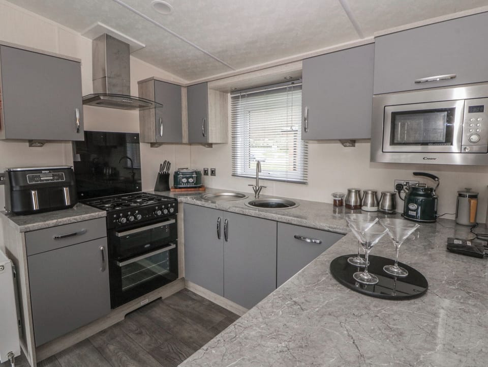 Dishwasher, cookware/dishes/utensils