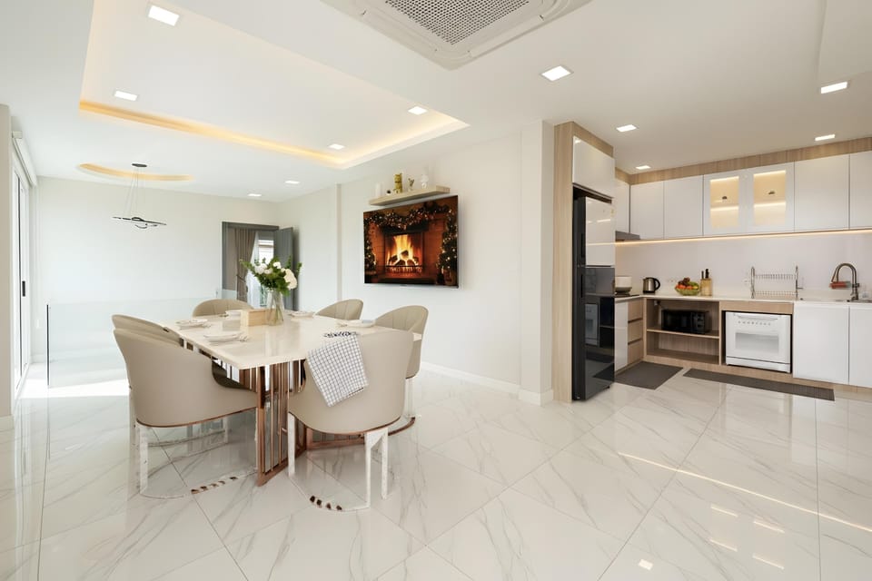 Deluxe Villa, City View | Dining