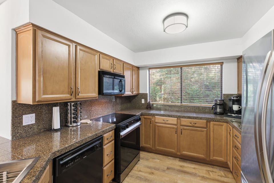 Whether you plan to dine out or eat in, we have you covered. Our kitchen has everything you need to prepare your favorite meals.