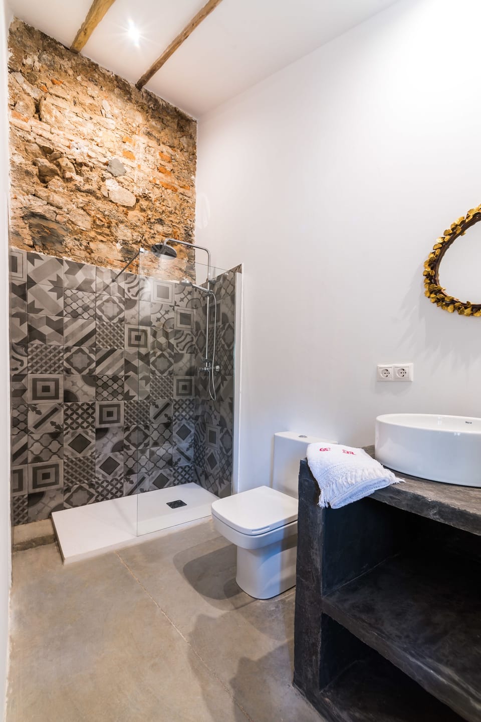 Junior Suite | Bathroom | Shower, free toiletries, hair dryer, towels