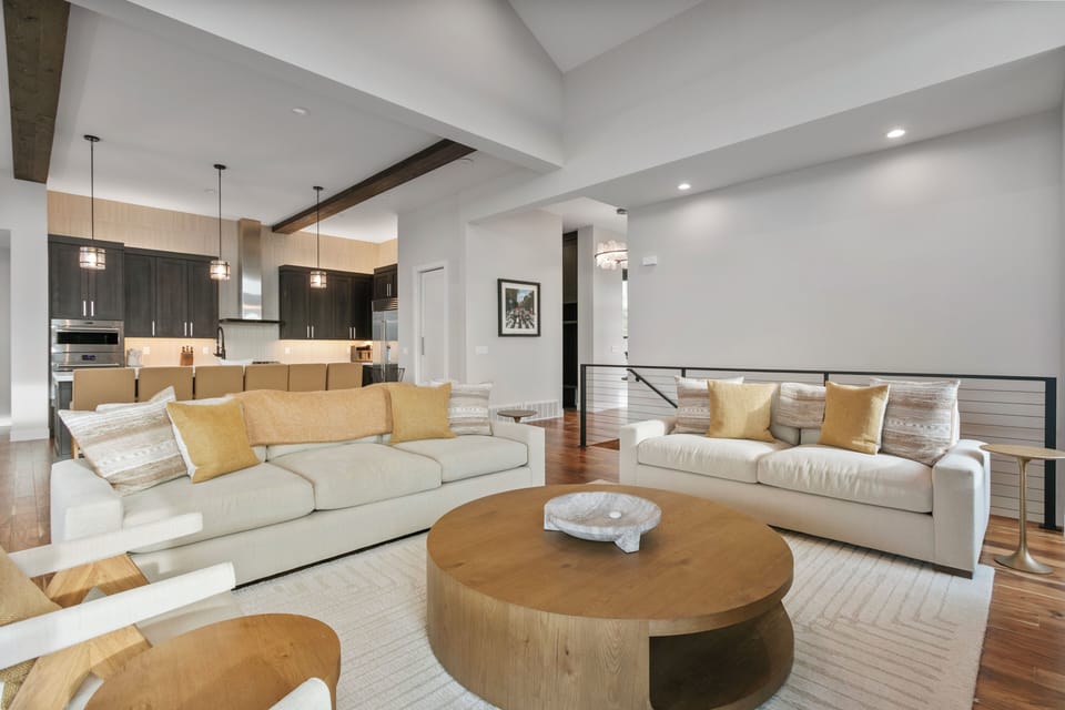 House, 5 Bedrooms | Living area