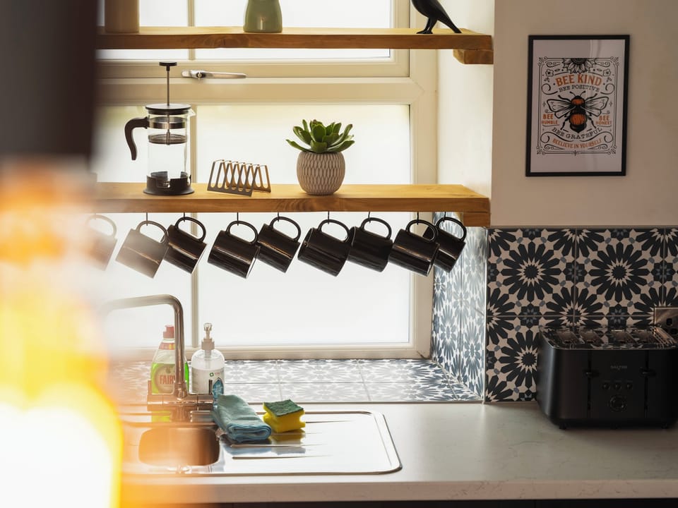 Cottage | Private kitchen | Dishwasher, cookware/dishes/utensils