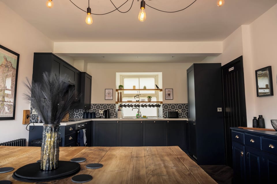 Cottage | Private kitchen | Dishwasher, cookware/dishes/utensils