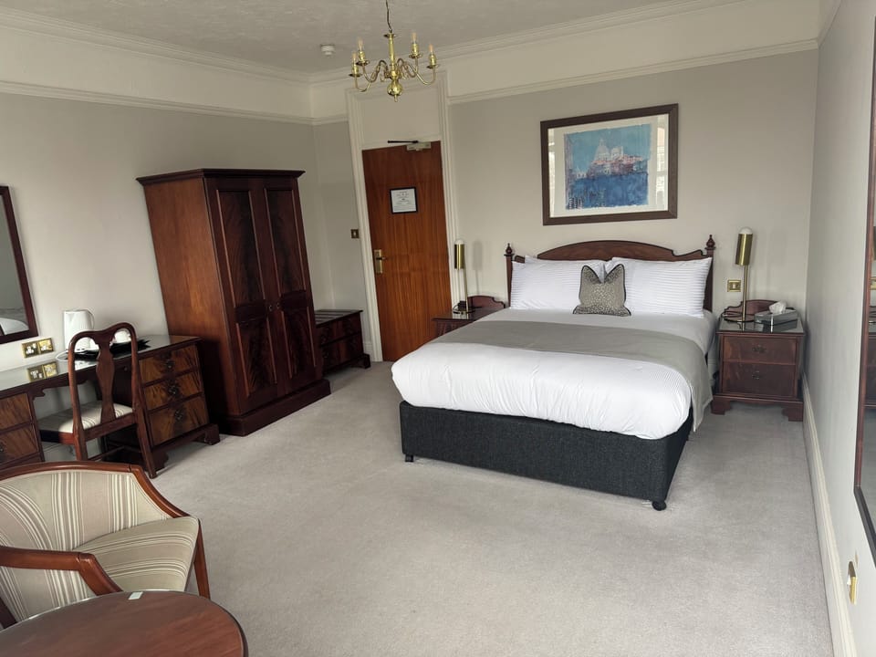 Room, 1 King Bed | In-room safe, desk, laptop workspace, iron/ironing board