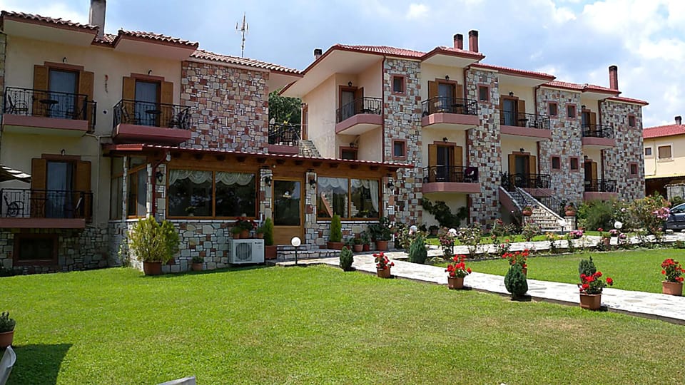 Spacious garden ideal for relaxing in the fresh mountain air.