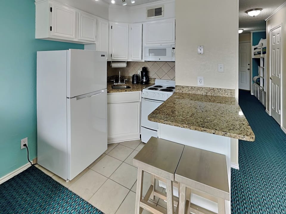 Full Kitchen - Countertop Seating For 2