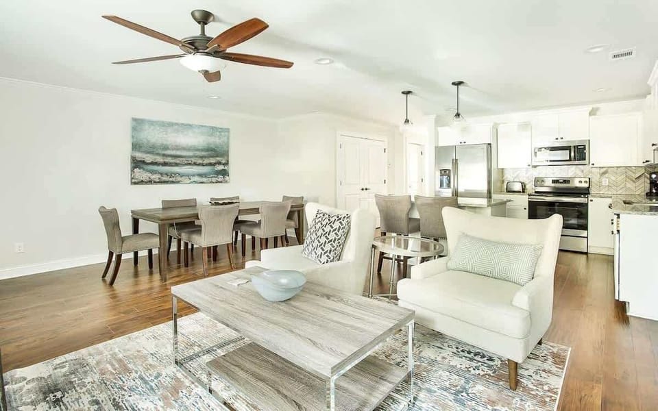 The open concept allows for guests to have a relaxing stay. 