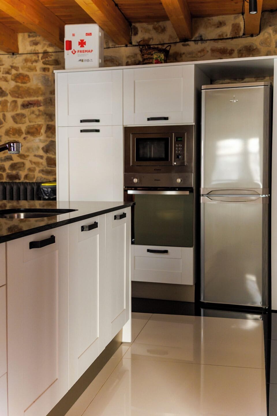 House, Balcony, Mountain View | Private kitchen | Full-size fridge, microwave, oven, stovetop
