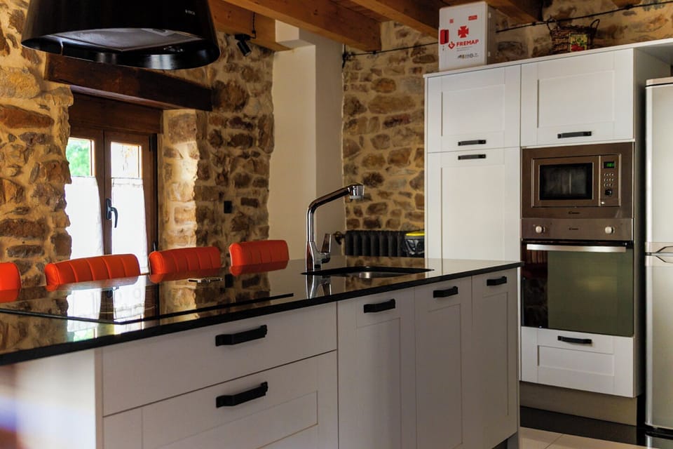 House, Balcony, Mountain View | Private kitchen | Full-size fridge, microwave, oven, stovetop