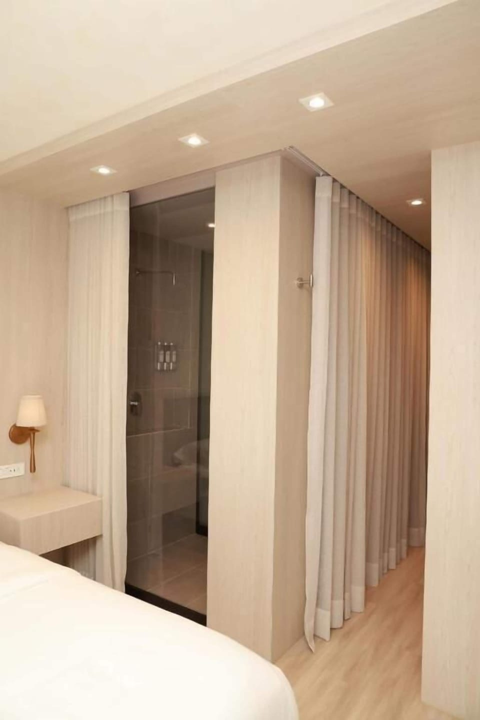 Deluxe Suite | Bathroom | Shower, rainfall showerhead, free toiletries, towels