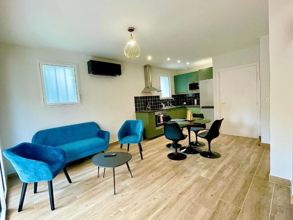 Signature Duplex | Living area | 90-cm flat-screen TV with digital channels