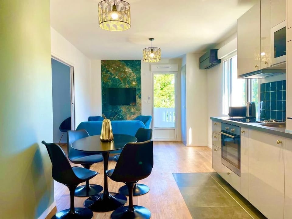 Signature Suite, Balcony, Garden View | Interior