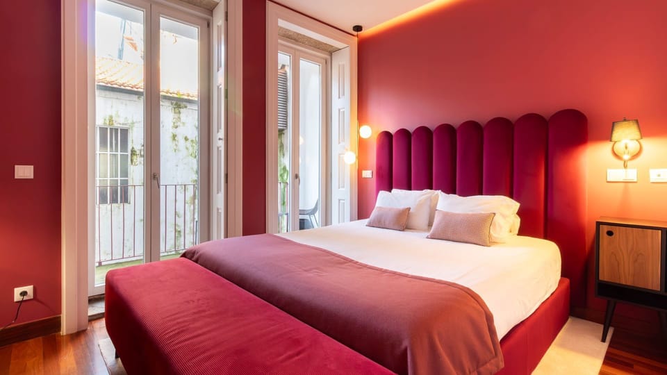 Elegant bedroom with a statement velvet headboard, warm ambient lighting, and tall balcony doors for a bright and relaxing atmosphere.
#PortoBedroom #BoutiqueStay #PortoApartment #CozyStay #PortoTravel #PortugalStay #DesignBedroom