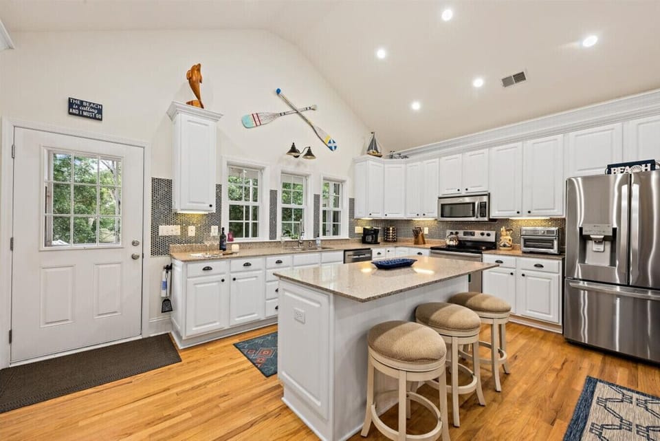 Large, Spacious open kitchen perfect for entertaining
