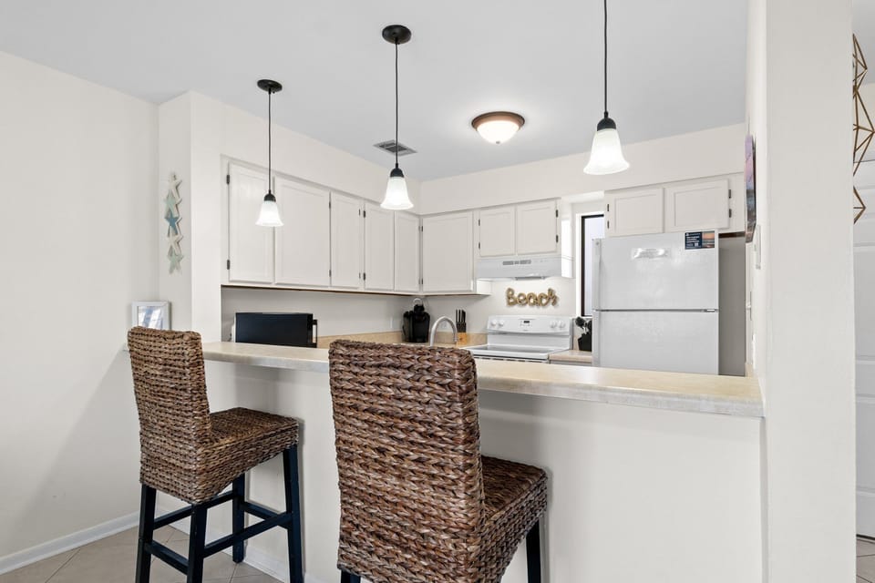Kitchen - Breakfast Bar - Seats for 2