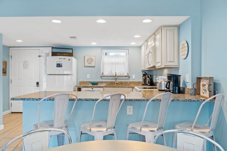 Dining Area - Table seats 4 - additional seating at kitchen counter