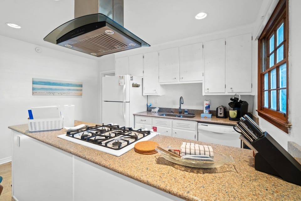 Open kitchen with clean finishes and a stylish design