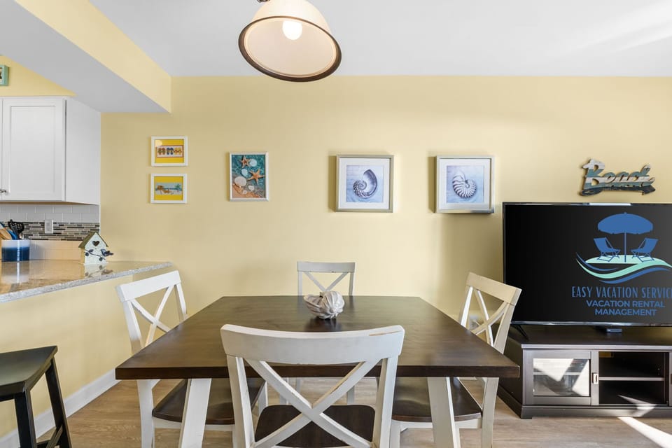 Dining Area - Table seats 4 - additional seating at kitchen counter