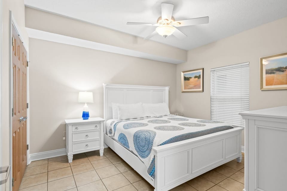 2nd Bedroom - King Bed - Smart TV & Cable – Linens Provided