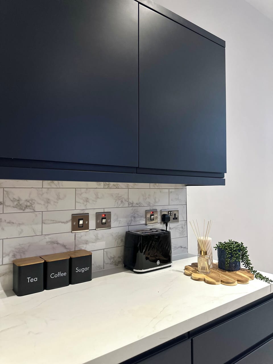 Full-size fridge, microwave, oven, stovetop