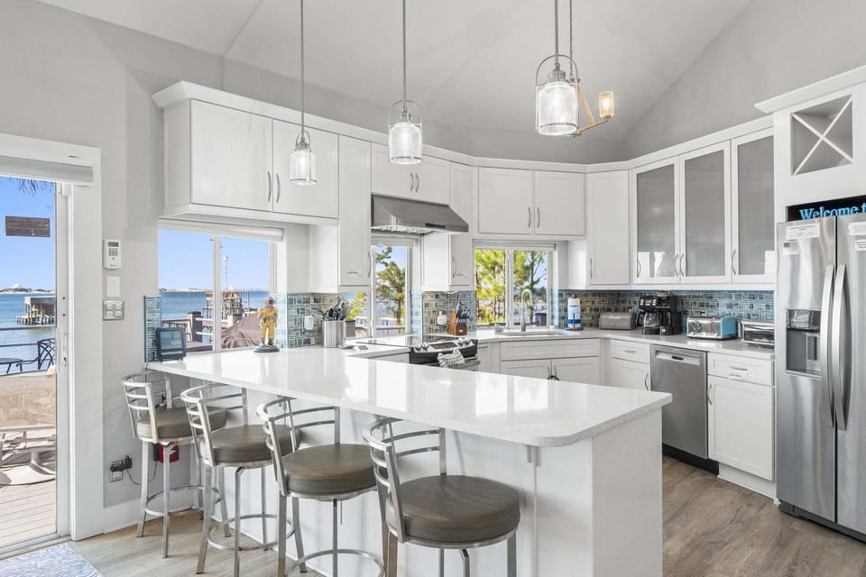 Fully Equipped Kitchen with Additional Seating