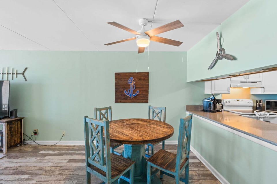 Dining Area - Table seats 4 - additional seating at kitchen counter