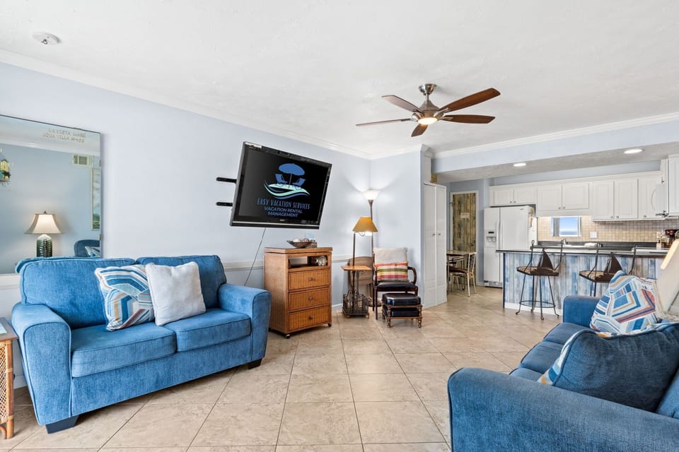 Living Area - Sleeper Sofa - Smart TV - Linens Provided
