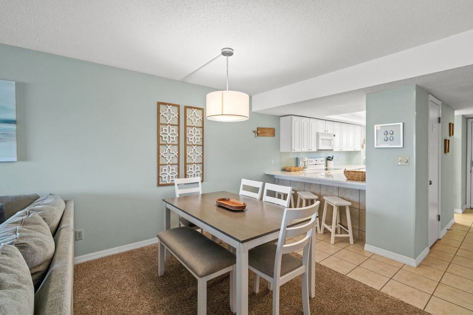 Dining Area - Table seats 6 - additional seating at kitchen counters