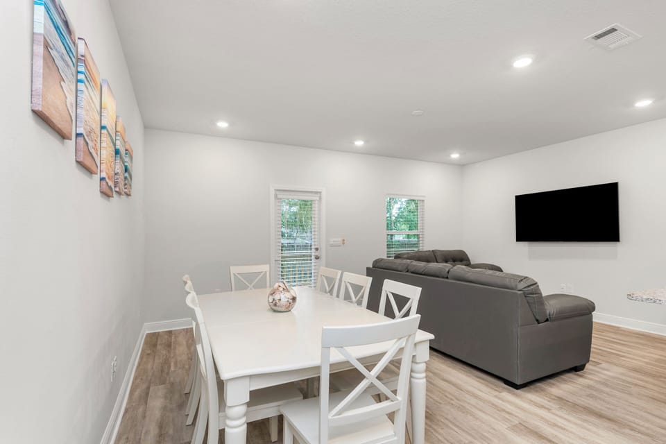 Dining Area - Table seats 6