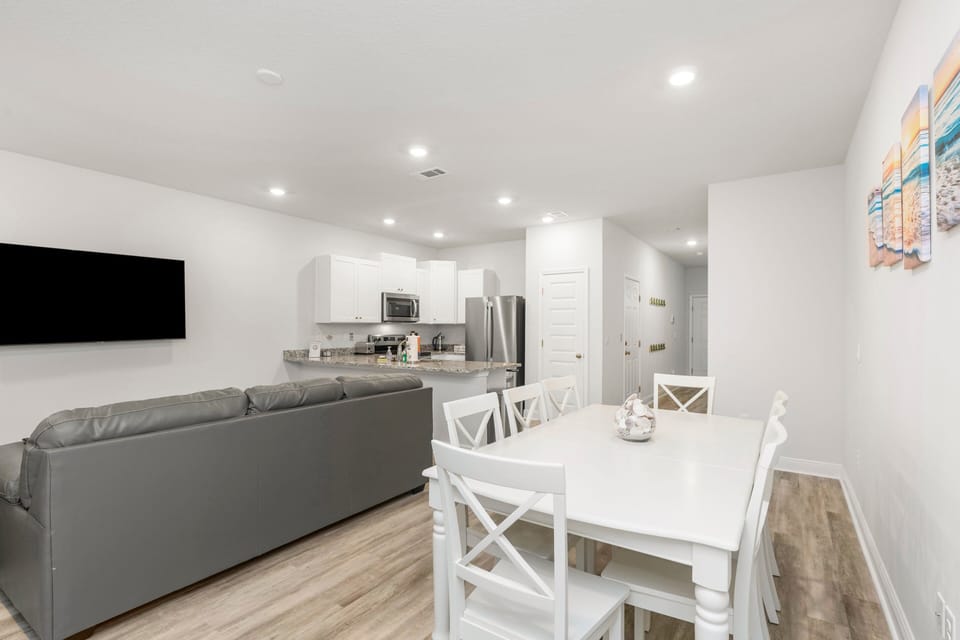 Dining Area - Table seats 6