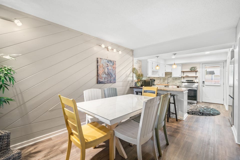 Dining Area - Seats 6 - additional seating at kitchen counter