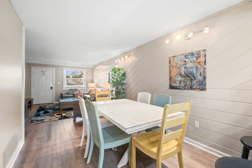 Dining Area - Seats 6 - additional seating at kitchen counter