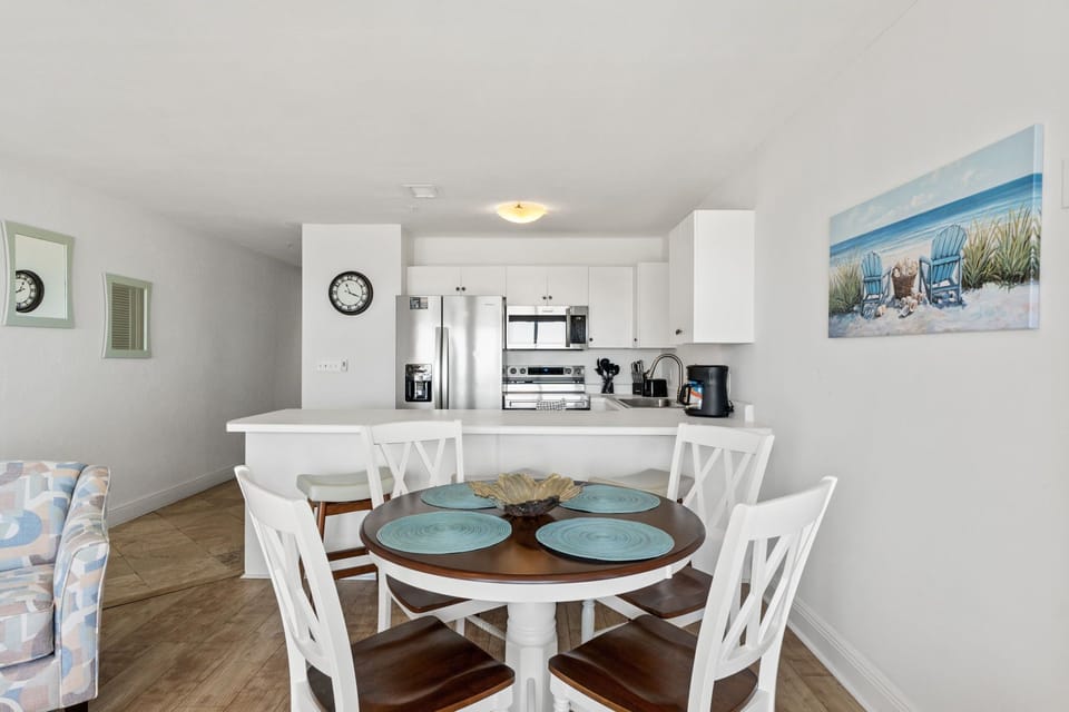 Dining Area - Table Seats 4 - Additional Seating at Kitchen Counter