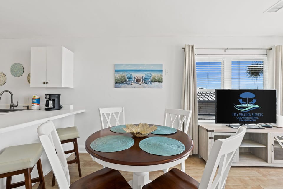 Dining Area - Table Seats 4 - Additional Seating at Kitchen Counter