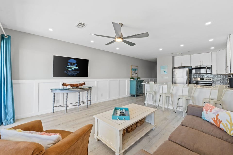 Living Area - Gulf Front - Balcony Access - Smart TV
