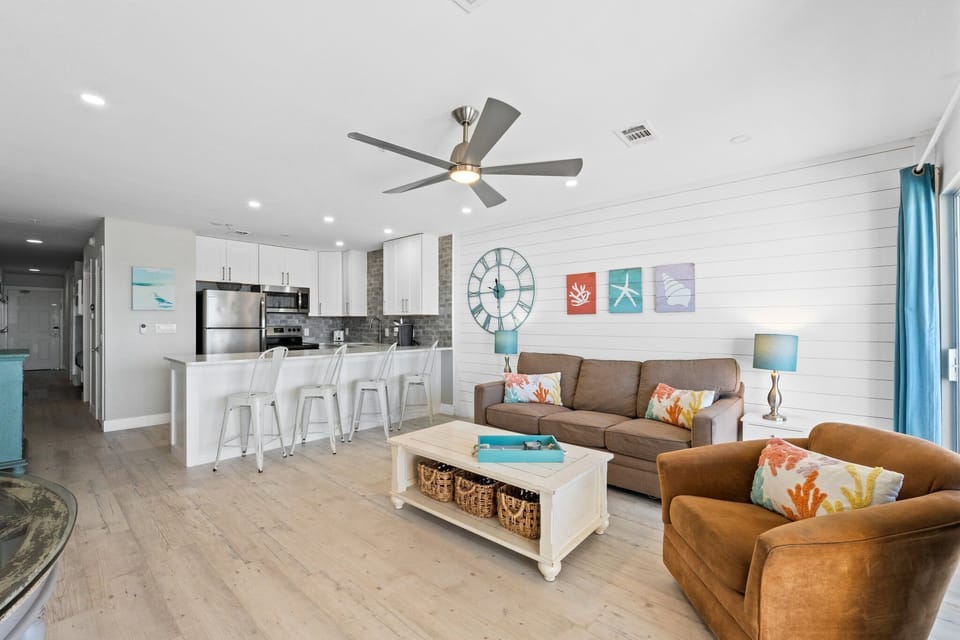 Living Area - Gulf Front - Balcony Access - Smart TV
