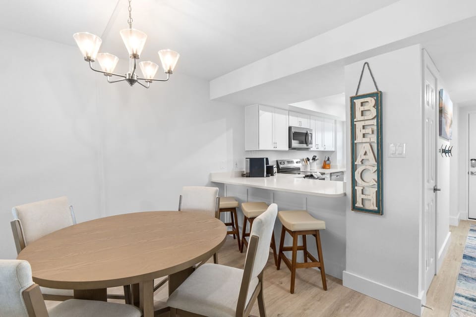 Dining Area & Kitchen