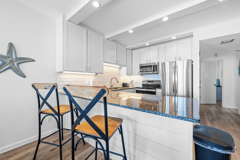 Eat-in kitchen bar seating