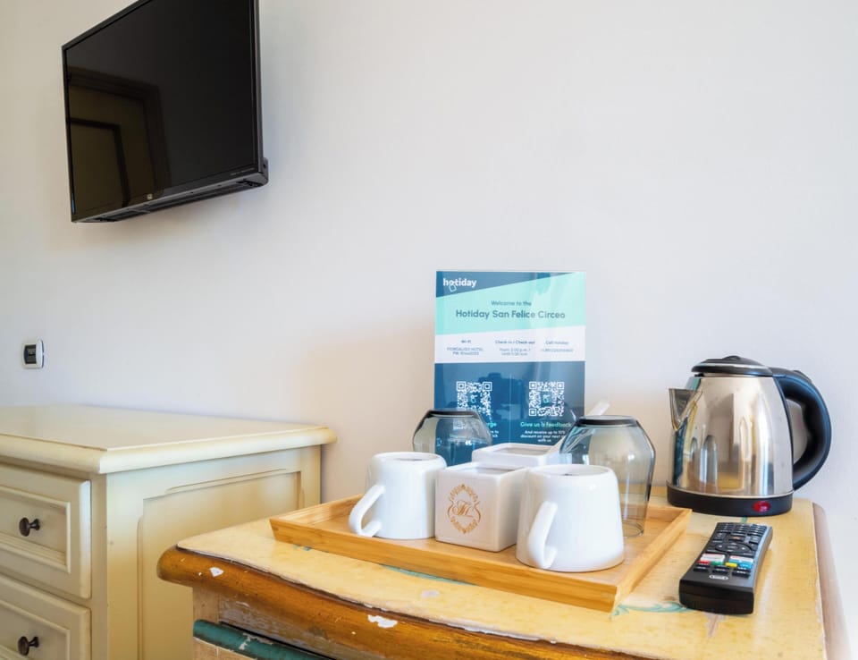 Standard Triple Room | Minibar, WiFi (free), bed sheets