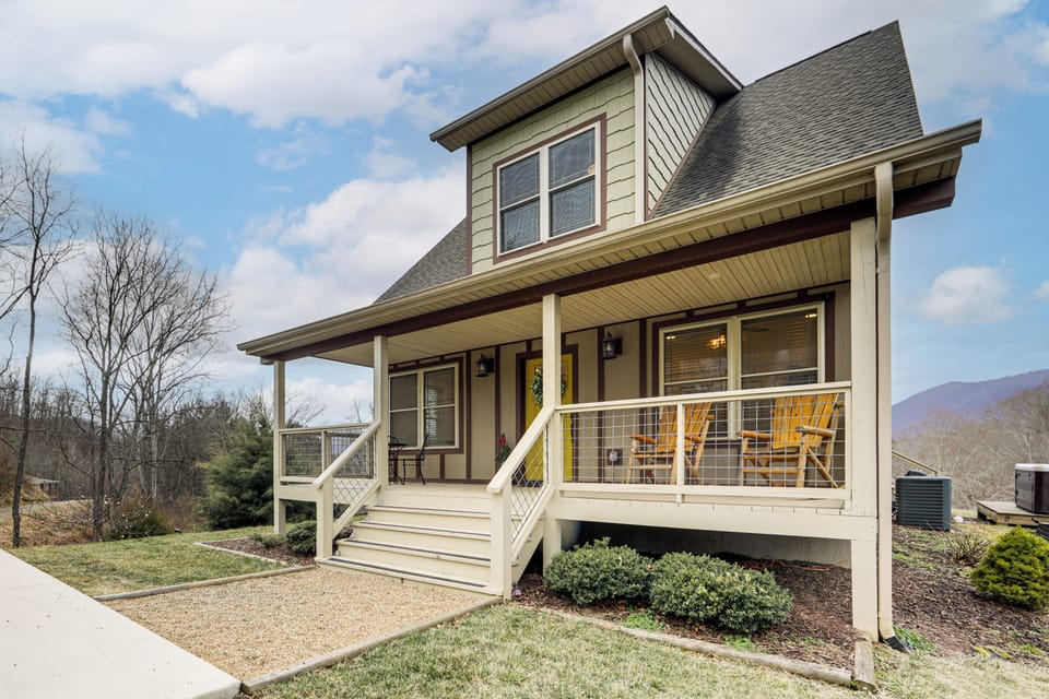 Waynesville Vacation Rental | 3BR | 2.5BA | 1,600 Sq Ft
