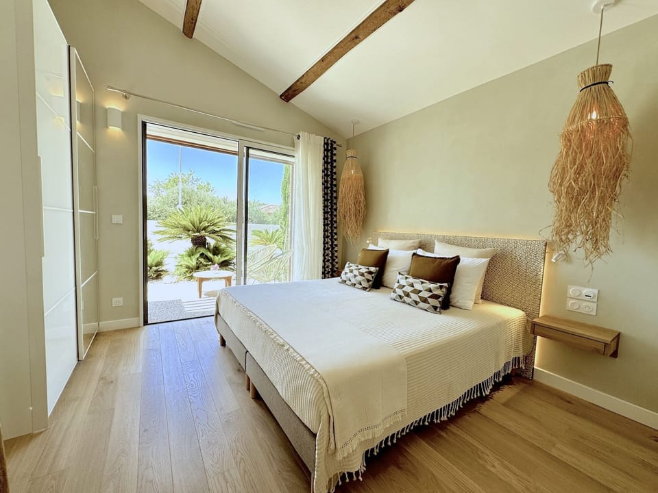 Signature Double Room, Ensuite, Garden View | Memory foam beds, in-room safe, individually decorated
