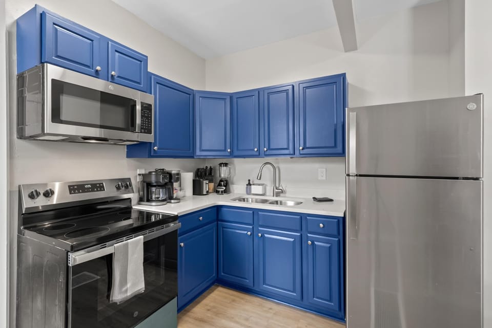 The charming kitchen is well equipped for an unforgettable getaway​