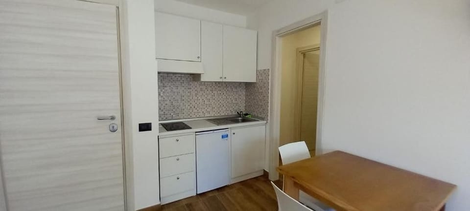Family Apartment, City View | Private kitchen