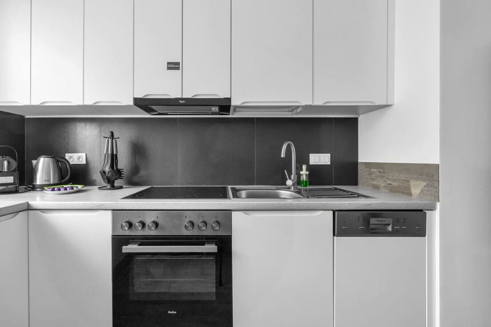 Modern One-Bedroom Apartment with a Dedicated Workspace, Perfect for Couples or Business Stays | Book Now with RENTUJEMY