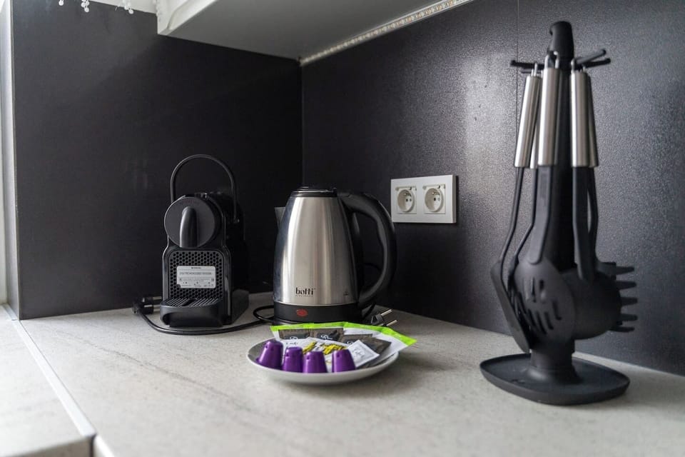 Modern One-Bedroom Apartment with a Dedicated Workspace, Perfect for Couples or Business Stays | Book Now with RENTUJEMY
