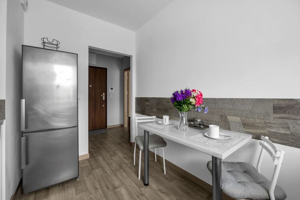 Modern One-Bedroom Apartment with a Dedicated Workspace, Perfect for Couples or Business Stays | Book Now with RENTUJEMY
