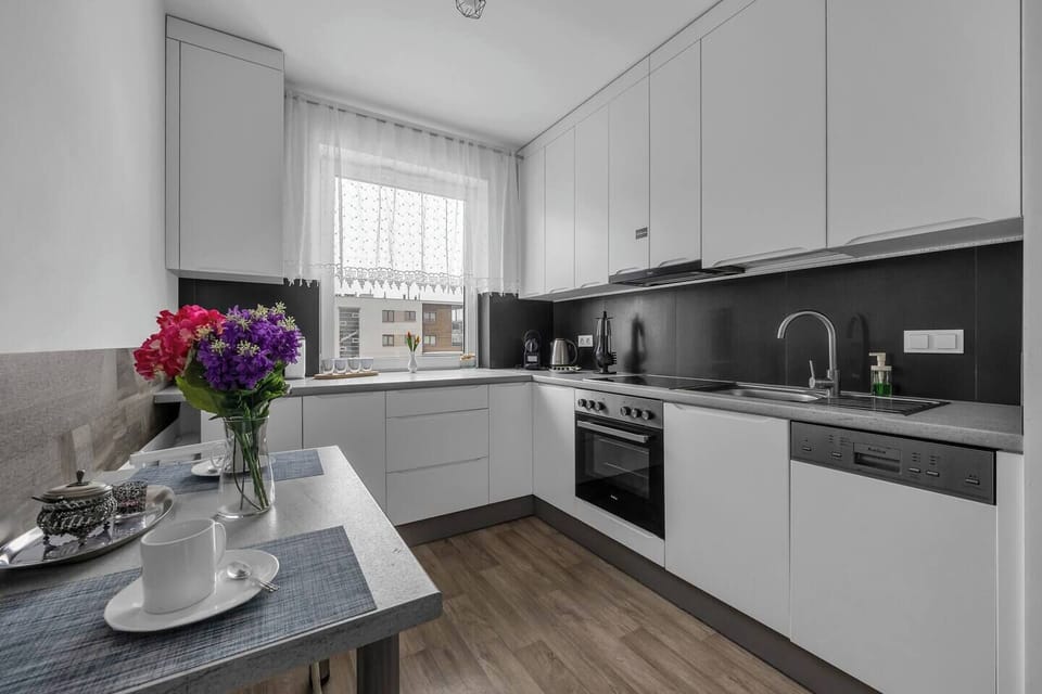 Modern One-Bedroom Apartment with a Dedicated Workspace, Perfect for Couples or Business Stays | Book Now with RENTUJEMY