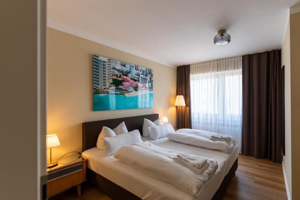 Laptop workspace, blackout drapes, iron/ironing board, free WiFi